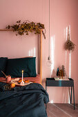 Frühstück im Bett im Schlafzimmer mit rosafarbener Wand