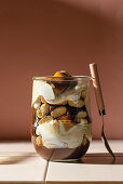 Cheat's Schokoladen-Karamell-Tiramisu serviert im Glas
