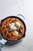 Skillet Cookie mit Schokolade, Datteln und Mandarineneis