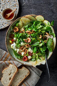 Feldsalat mit Champignons, Kirschen, Apfelscheiben und Schafskäse