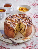 Yeast rolled cake with raisins and icing