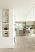 Fitted shelving in open-plan kitchen-dining room in Long Island style