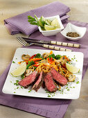 Asia-Steak mit Ramen-Nudeln und Gemüse