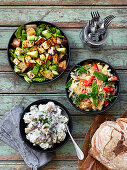 Vegetarische BBQ-Beilagen: Tofu mit Avocado, Nudelsalat mit Gemüse, Kartoffelsalat