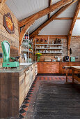 Küchenunterschränke aus Holz in offenem, eklektischem Wohnraum