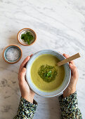 Suppe mit Kapuzinerkresse-Pesto