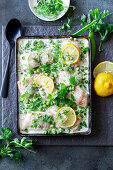 Fish fillet baked with green peas and cream