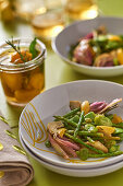 Salat mit Artischocken, grünem Spargel und Zitronenconfit