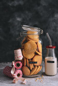 Shortbread Cookies und eine Flasche Milch mit Strohhalm zu Weihnachten