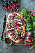 Pizza mit Himbeeren, Feigen und Trauben