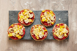 Mini-Pizzen mit Paprika und Champignons