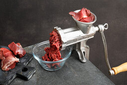 Turn the venison through the meat grinder