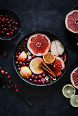 Weihnachtspunsch mit Cranberry, Apfel, Zimt, Orange und Grapefruit