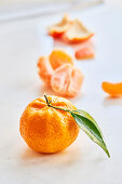 Whole tangerine and peeled pieces