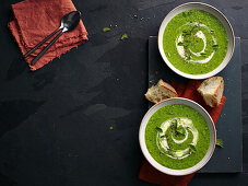 Lettuce and mint soup