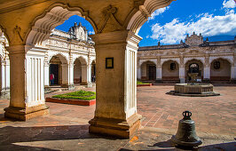 Innenhof der Universidad de San Carlos Borromeo, Antigua, Guatemala, Mittelamerika