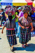 Einheimische in traditoneller Kleidung tragen Last auf dem Kopf, Marktzentrum Sololá, Hochland der Sierra Madre, Guatemala, Mittelamerika