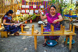 Traditionelles Weben und Spinnen in der Ixoq Ajkeem Frauen-Kooperative, San Juan La Laguna, Solola, Guatemala, Mittelamerika