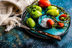 Salatzutaten mit frischen Biot-Tomaten und Meersalz