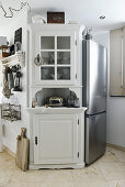 Eckschrank mit Vitrine neben dem Kühlschrank in nostalgischer Küche