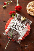 Schokolade in Cellophanpapier mit spanischer Spitze dekoriert