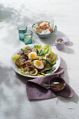 Salade Nicoise mit Auberginen, Thunfisch und Ei