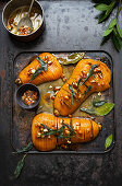 Hasselback-Butternusskürbis vom Blech mit Kräutern und Mandeln