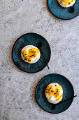 Mini-Pavlovas mit Granadilla-Püree