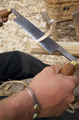 Holz mit traditionellem Werkzeug bearbeiten