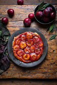 Red plum cake à la tarte tatin