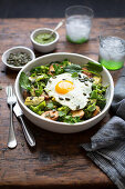Warmer Kartoffelsalat mit Brokkoli, Artischocken und Spiegelei und Pesto