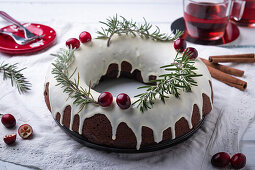Vegan spiced wreath with cranberries