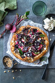 Galette mit Baby-Rote-Bete, Feta und Pinienkernen