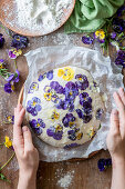 Ungebackenes Brot mit Viola-Blüten
