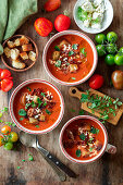 Tomaten-Feta-Suppe mit gebratenem Proscuitto und Croutons