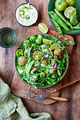 Falafelsalat mit grünen Erbsen und grünen Tomaten