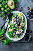 Avocado-Beeren-Salat mit Gurke und Feta