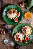 Fig tartlets with cream and honey