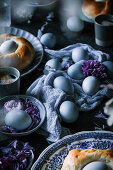 Ostertisch mit gefärbten Eiern und Hefekränzchen