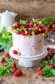 Erdbeer-Buttercreme-Torte mit gebackener Erdbeer-Käsekuchen-Schicht