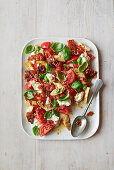 Salat nach italienischer Art mit knusprigem Pancetta, Tomaten und Mozzarella