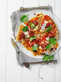 BBQ-Pizza mit Chorizo, Paprika, Manchego und Spinat