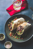 Beef Burrito mit Avocado und Tomaten