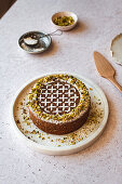 Glutenfreier Pistazien-Mandel-Kuchen mit gemustertem Puderzucker-Dekor