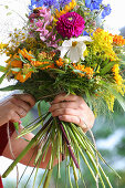 Making a bouquet - Tying off a bouquet