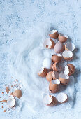 Frische Eier und Eierschalen