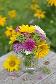 Bunter Sommerstrauß mit Sonnenblumen, Dahlien, Schafgarbe und Hortensienblüten