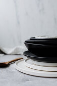 White plates and black bowls
