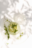 Aromatisiertes Wasser mit Limette, Gurke und Thymian