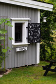 Beschriftete Kreidetafel am Garten-Kiosk